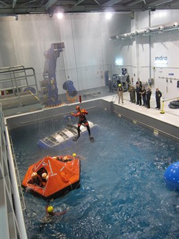 El Príncipe de Asturias asiste a un ejercicio de supervivencia aeronaval 