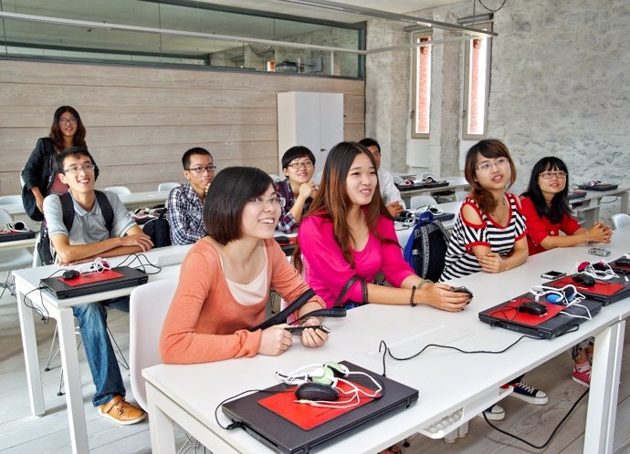 Alumnos de la Universidad de Linyi (China) en su visita a la Fundación Comillas