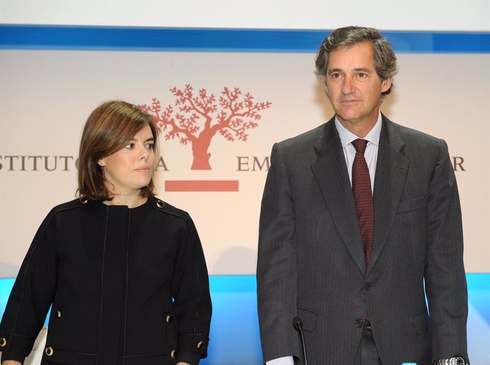 Soraya Sáenz de Santamaría y José Manuel Entrecanales, presidente del IEF