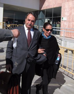 Isabel Pantoja saliendo de los juzgados de Málaga