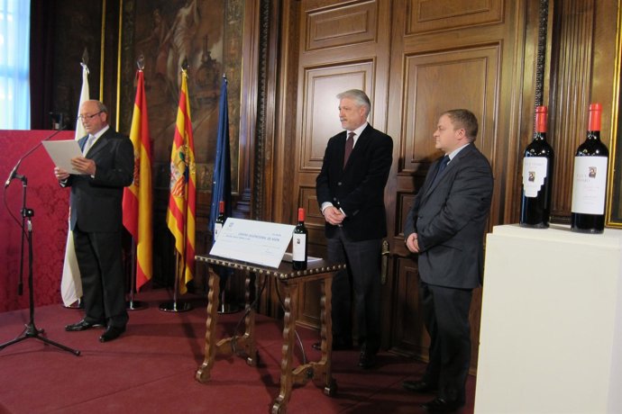 Luis Jesús Aznar, interviene en el acto,  José Manuel Larque y Eduardo Arilla