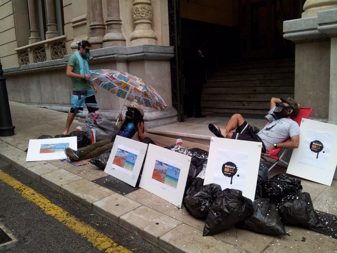 Protesta frente al Parlament balear en contra de la importación de residuos 