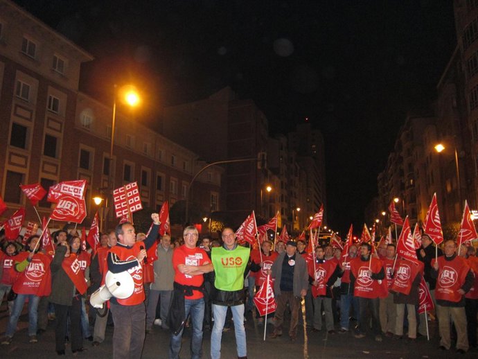 El secretario general de UGT, Javier Granda, arenga a los piquetes informativos