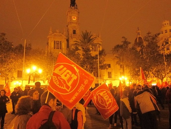 Participantes En La Huelga Del 14N En La Plaza Del Ayuntamiento A Las 23 Horas