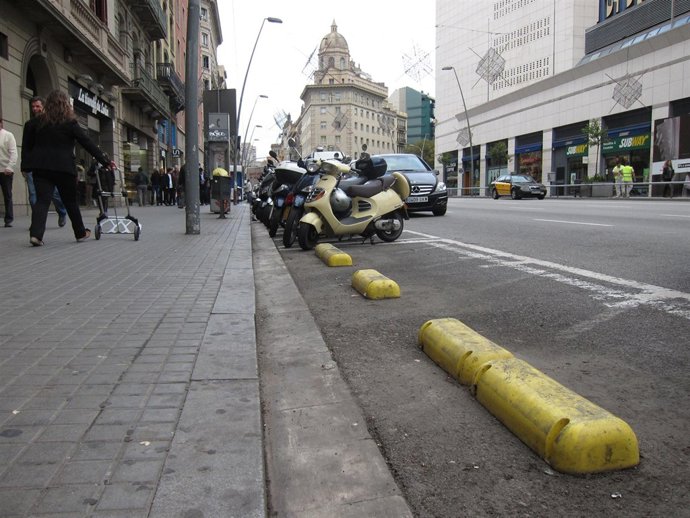 Contenedores retirados del centro de Barcelona por la huelga general 14N