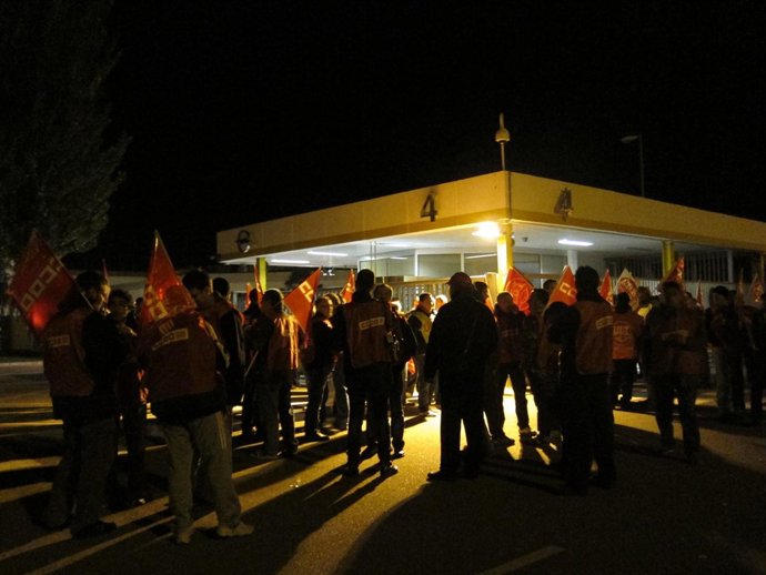 Todos los trabajadores de la planta de Opel en Figueruelas secundan el paro.