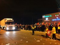 Los primeros camiones entran en Mercamadrid entre gritos y pitos pero sin dificultad escoltados por la policía