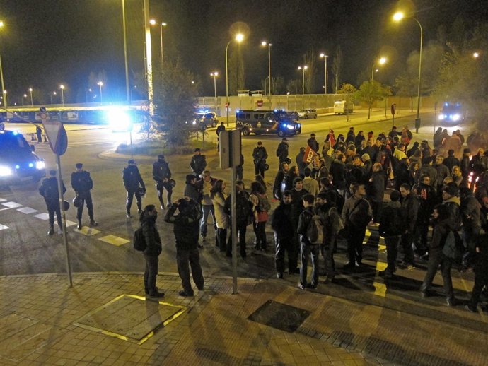 Grupo de manifestantes en las cocheras de EMT en Carabanchel