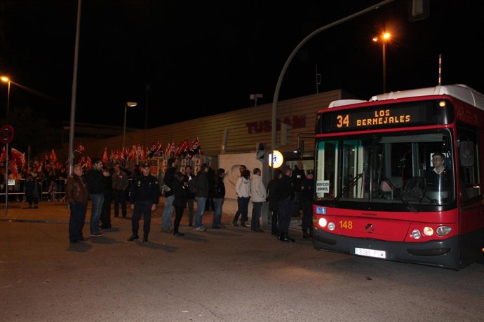 Salida de los servicios mínimos de Tussam por la huelga del 14 de noviembre