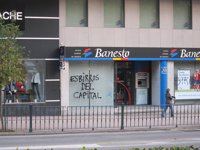 Las oficinas bancarias amanecen con pintadas y los comercios, con pegatinas del 14N