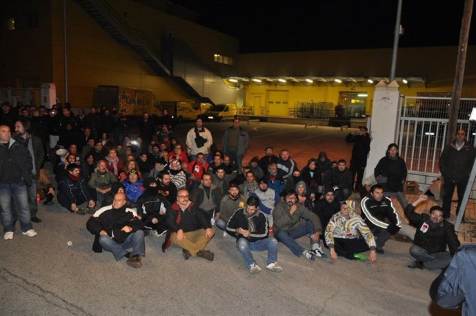 Piquete informativo durante la 'sentada' a las puertas del CTP de Correos.