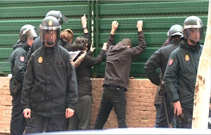 La Policía Detiene A Tres Personas En La Calle Bélgica De Valencia El 14N.