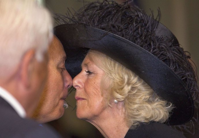 Camilla, duquesa de Cornualles da beso hongi