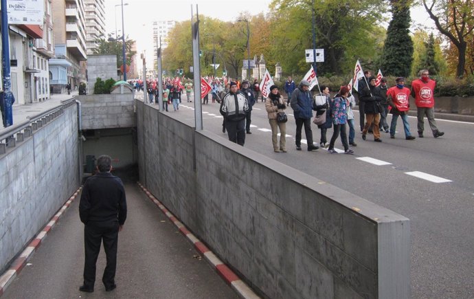 Un trabajador del parking de Isabel la Católica observa al piquete