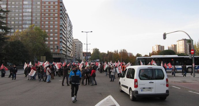 Un piquete corta el tráfico en el cruce de Isabel la Católica con Poniente