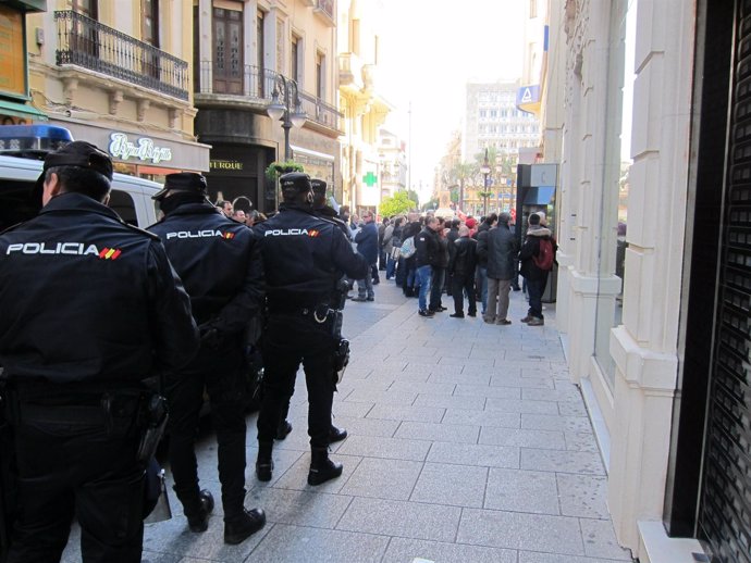 Policías observan la acción de un piquete informativo en el centro de Córdoba