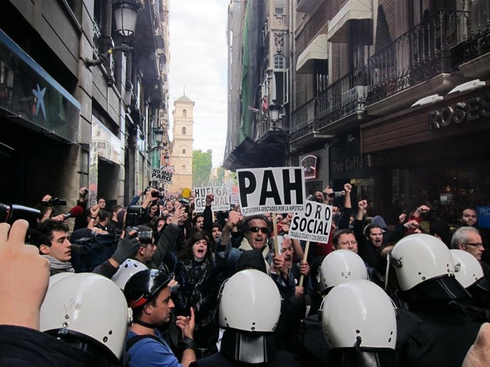Imagen del momento en el que los antidisturbios forcejean con los manifestantes