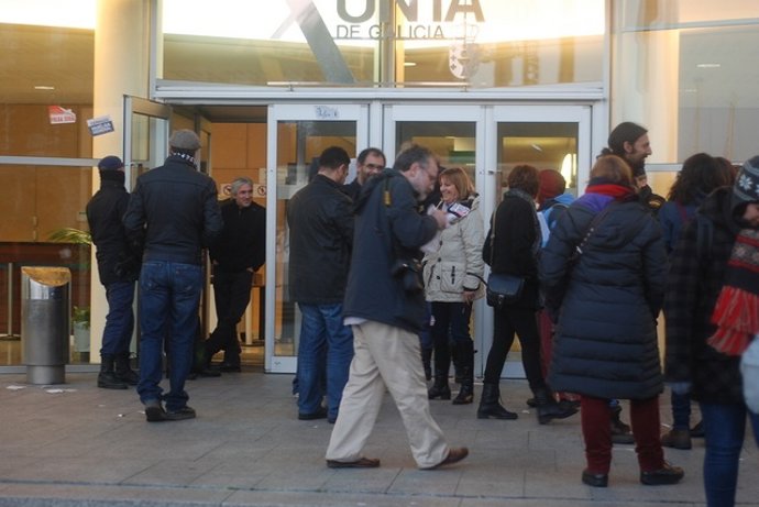 Piquetes informativos en un edificio de la Xunta
