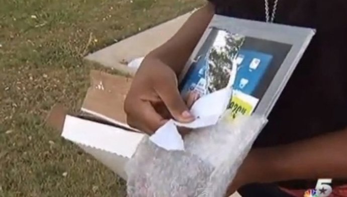 Expejo camuflado como si fuera un iPad para un timo