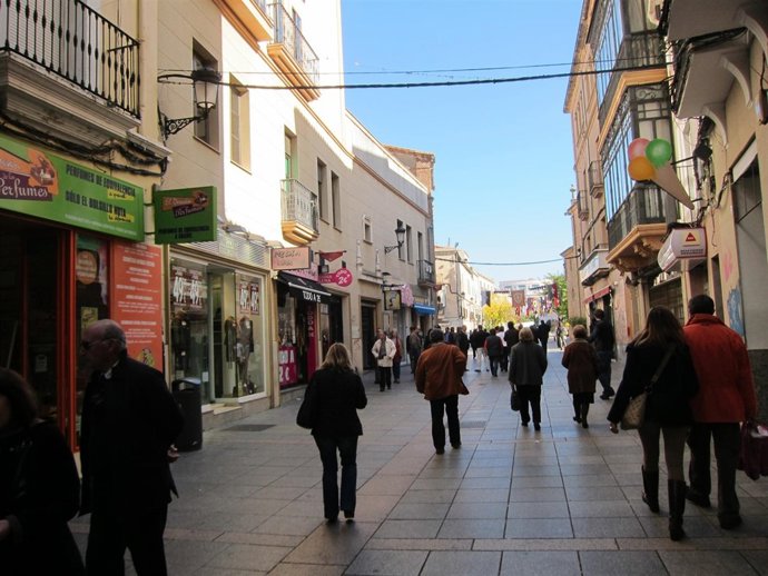 Calle San Pedro En Cáceres Con Los Comercios Abiertos
