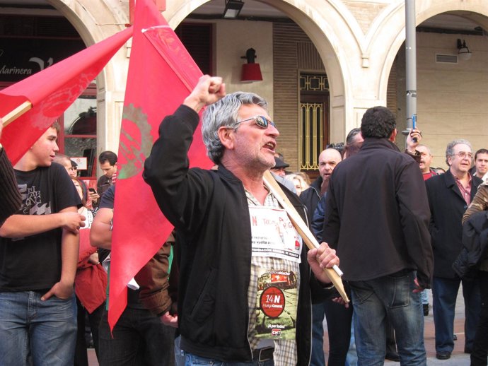Un hombre se manifiesta frente a la sede la Subdelegación en Huelva. 