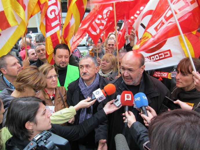 Antònia Gil (Usoc), J.M.Álvarez (UGT) y J.C.Gallego (CC.OO.)