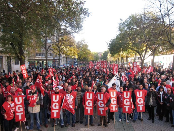 Manifestación convocada por UGT y CCOO en el marco de la huelga general.