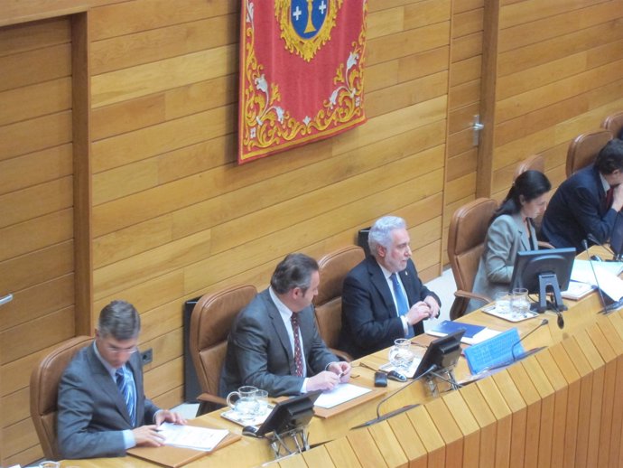 Miguel Santalices y Balseiro en la Mesa del Parlamento junto a Pilar Rojo