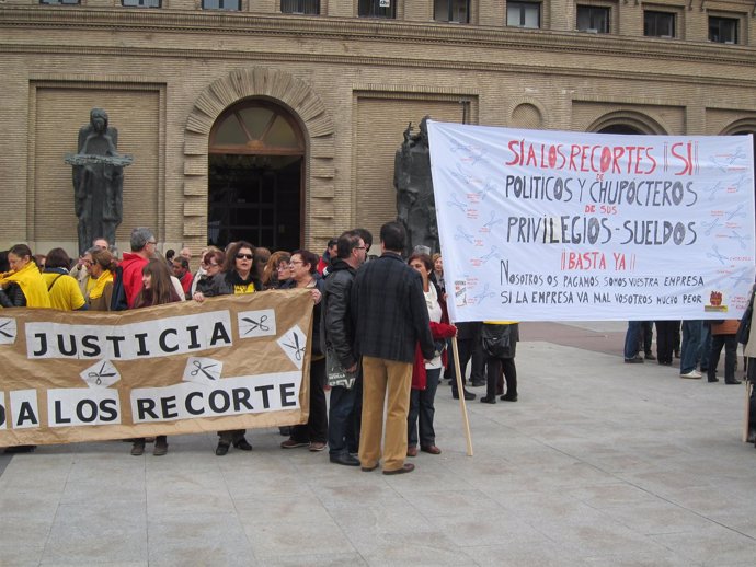 Pancarta contra los recortes frente al Ayuntamiento de Zaragoza