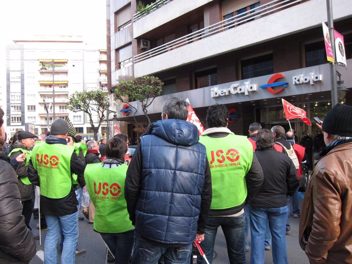 Piquetes ante la sede central de Ibercaja en Logroño