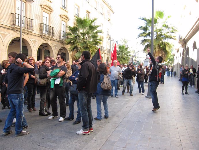 Manifestantes en las calles de Huelva por la huelga general. 