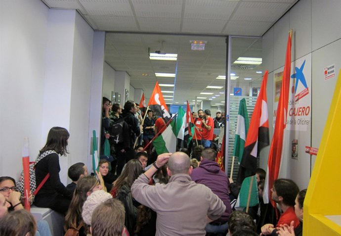 Unas 40 personas durante la ocupación de la oficina de La Caixa.