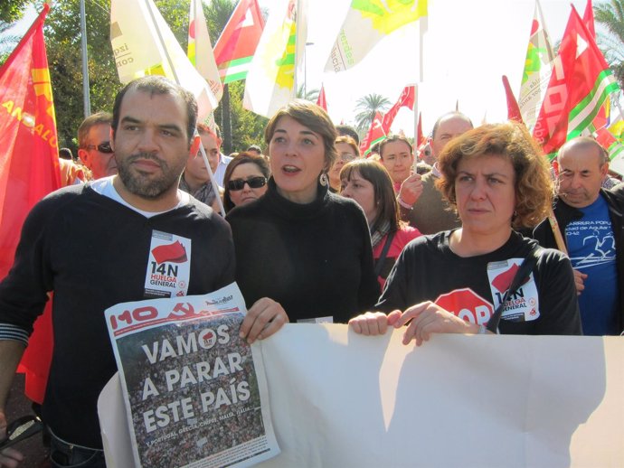Cortes, entre Mariscal y Doblas, durante la manifestación