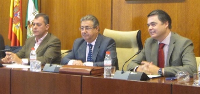 Zoido junto a Rojas y Sanz, hoy en la reunión de grupo