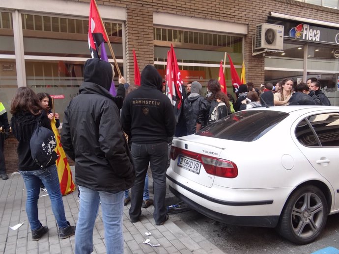 Jóvenes increpan al alcalde de Badalona X.García Albiol en la huelga 14N