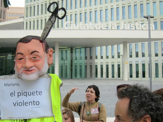 Piquetes ante la Ciudad de la Justicia con un muñeco de Rajoy