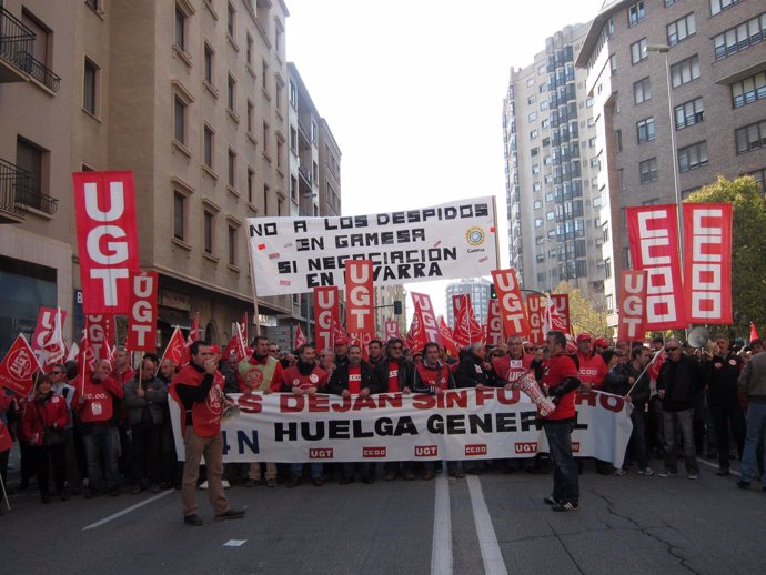 Manifestación de UGT y CCOO en Pamplona en apoyo a la huelga general.