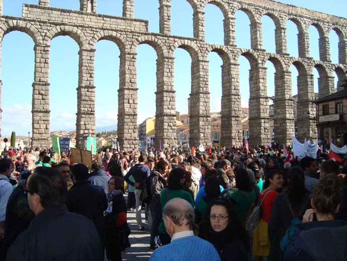 Decenas de personas se concentran en el Acueducto.