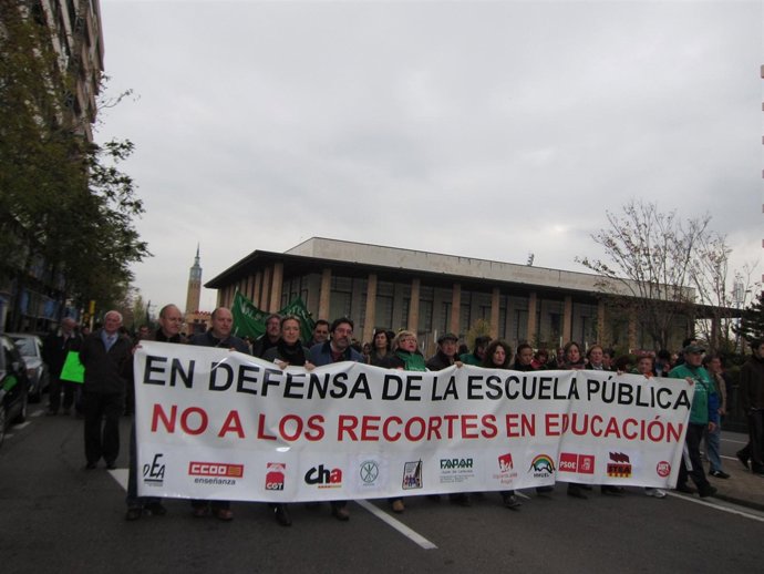 Manifestación en defensa de la escuela y sanidad públicas en Zaragoza