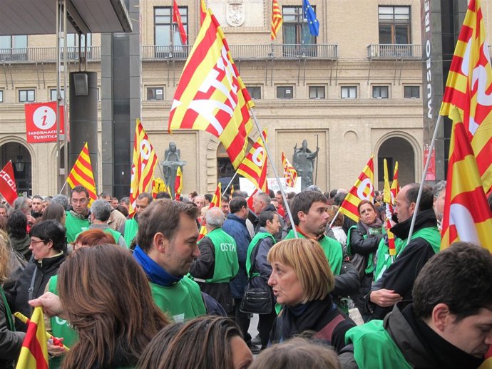 Concentrados frente al Ayuntamiento el 14N