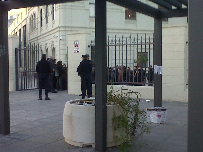 Concentración a las puertas del campus de Ramón y Cajal