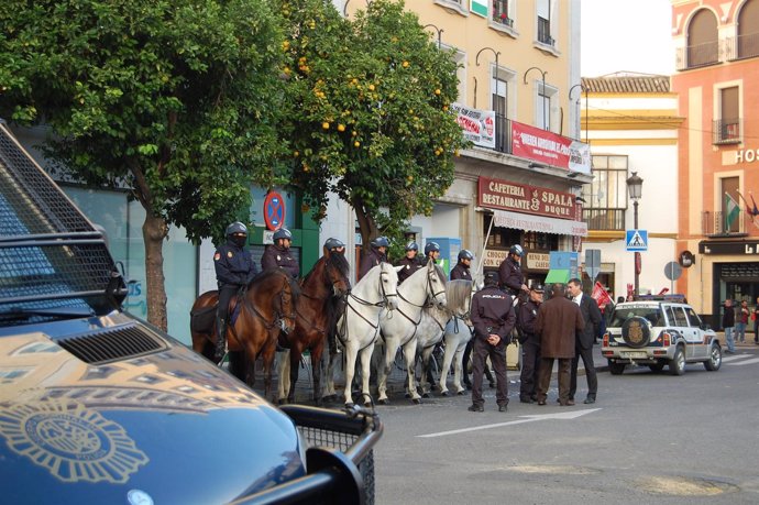 La Policía a caballo en la plaza del Duque.