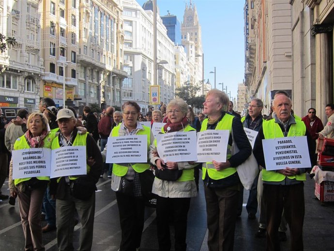 El grupo de 'yayoflautas' a su paso por Gran Vía con Callao