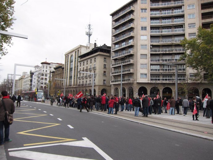 Tranvía y tráfico cortado en Zaragoza por manifestantes de la huelga general