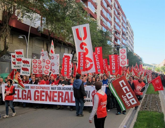 Cabecera de la manifestación, acto central de la huelga del 14N en Jaén.