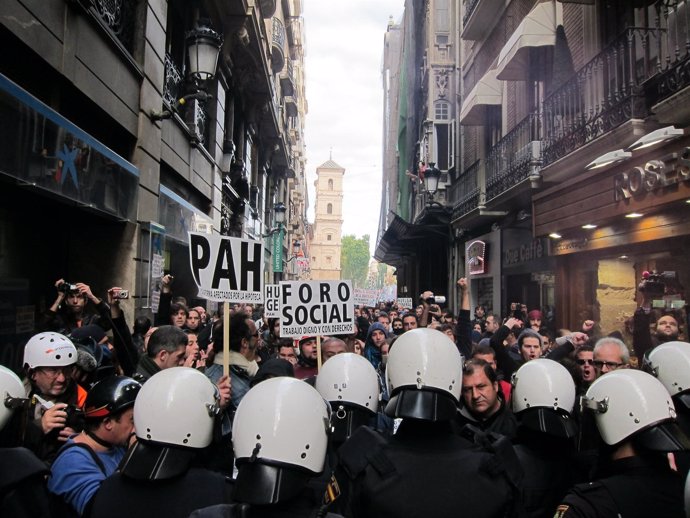 Enfrentamientos entre policías y manifestantes en Murcia