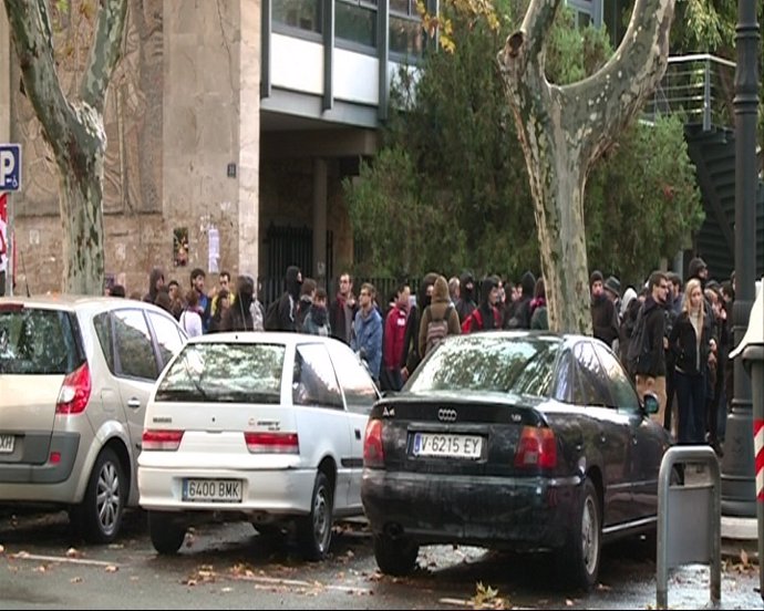 Estudiantes A Las Puertas De Una Facultad En Valencia