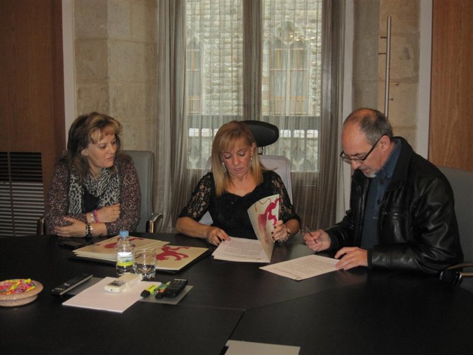 Carrasco (C) firma con Proyecto Hombre