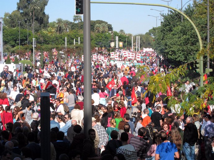Manifestación de Sevilla convocada por UGT y CCOO por la huelga general.