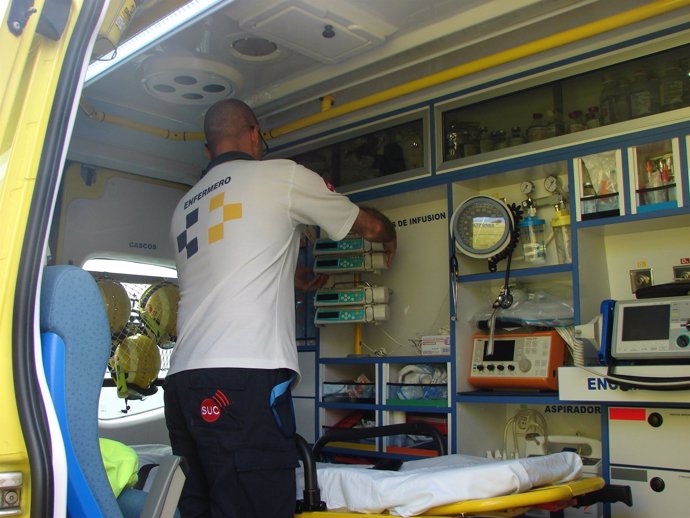 Un enfermero del SUC en una ambulancia sanitarizada